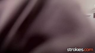 Angel Gostosa masturbe lors d'une interview