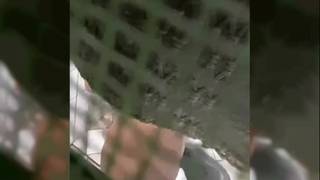 Brune nue filmée dans le bain par un voyeur Brune nue filmée dans le bain par un voyeur