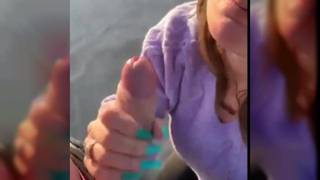 Magnifique blonde qui suce en exterieur