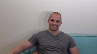 Une grande transsexuelle satisfait deux hommes