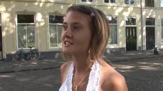 Une jeune fille des rues baise un homme mûr Une jeune fille des rues baise un homme mûr
