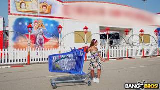 Regarde comme il se régale en baisant une naine sexy en plein air