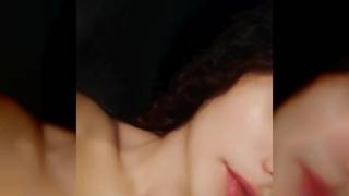 Fille nue montrant sen tatouages et sa chatte