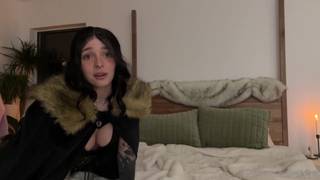 Une belle fille se caresse dans sa chambre à coucher sombre Une belle fille se caresse dans sa chambre à coucher sombre