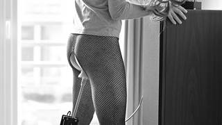 Sodomisé par une machine debout en musique