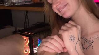 Une fille amateur fait une branlette à son amant Une fille amateur fait une branlette à son amant