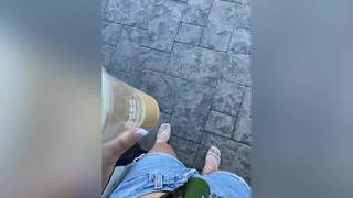 Masturbation en solo à l'intérieur d'une voiture