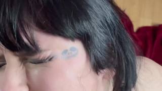 Une brune aux lèvres rouges suce la bite d'un amant Une brune aux lèvres rouges suce la bite d'un amant