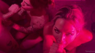 Un couple d'amateurs a une relation à trois avec une fille