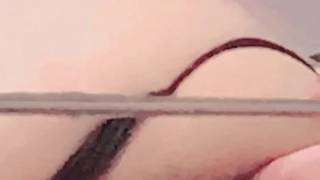 Une asiatique se masturbe devant un miroir Une asiatique se masturbe devant un miroir