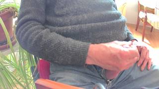 Une bite qui se fait branler par un vieux cochon Une bite qui se fait branler par un vieux cochon