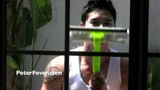 Le lavage de vitres fait bander ce gay japonais Le lavage de vitres fait bander ce gay japonais