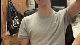 Twink gay se branlant sa grosse bite en érection Amateurs, Vidéos scénarisées, Branlette, Webcam Gay, Full HD