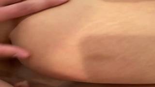 Deux lesbiennes lèchent le sperme d'un homme