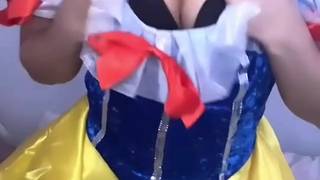 Blanche-Neige est excitée et les nains lui manquent Blanche-Neige est excitée et les nains lui manquent