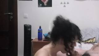 Fellation avec une fille frisée et dévergondée Fellation avec une fille frisée et dévergondée