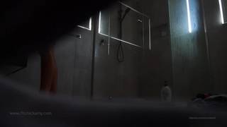 Une caméra cachée dans une douche publique filme la femme nue Une caméra cachée dans une douche publique filme la femme nue