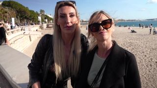 Deux milfs belges partagent une bite