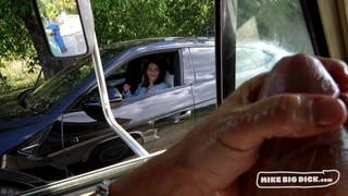 Une femme trophée prend une énorme bite dans le camion Une femme trophée prend une énorme bite dans le camion