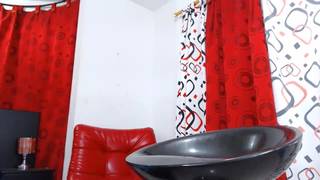 Trans Camila et son gros pénis veut nous faire saliver