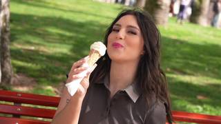 Jolie française mange une glace et deux bites Jolie française mange une glace et deux bites