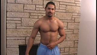 L'étalon Paco Solo se masturbe