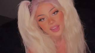 Une blonde mignonne suce un godemiché pour des vues Une blonde mignonne suce un godemiché pour des vues