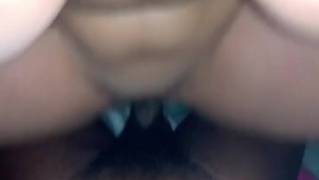 Le long bbc noir baise la jeune brune en POV