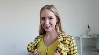 Une jeune femme en bas soulève sa jupe pour nous