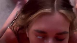 Une jolie salope lui fait une fellation et s'assoit sur sa bite Une jolie salope lui fait une fellation et s'assoit sur sa bite