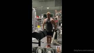 Il baise une blonde qu'il vient de rencontrer à la salle de sport Il baise une blonde qu'il vient de rencontrer à la salle de sport