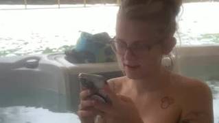 Amatrice blonde se filmant nue sur webcam dans une piscine
