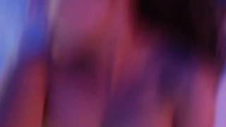 Dificile de décider entre ses seins énormes et son cul délicieux