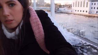 Il n'est jamais trop froid pour se masturber comme elle le fait Il n'est jamais trop froid pour se masturber comme elle le fait