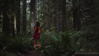 Par une nuit mystérieuse elle cherche une bite dans la jungle obscure