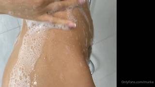 La mousse du bain dégoulinant sur ses fesses et ses beaux seins La mousse du bain dégoulinant sur ses fesses et ses beaux seins