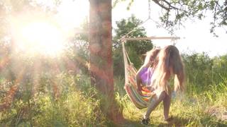 Masturbation de blonde nue dans un hamac en plein air Masturbation de blonde nue dans un hamac en plein air