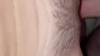 Il la baise si bien qu'il la laisse les yeux révulsés dans le lit