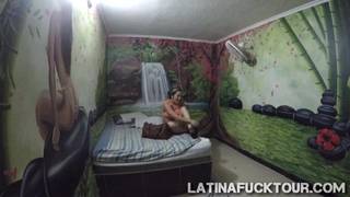 Maman latina suce bien une bite avant de se la prendre Maman latina suce bien une bite avant de se la prendre