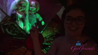 Leana Lovings est toujours d'humeur coquine