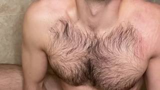 Un homme poilu qui se branle dans le bain Un homme poilu qui se branle dans le bain