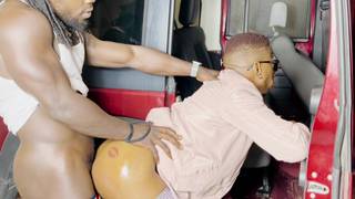 La passion de deux noirs dans une scène gay anale intense