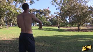 Peter se fait prendre par Tim dans cette vraie vidéo gay