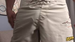 Le mec musclé Ryder se masturbe la bite chez lui en solo !