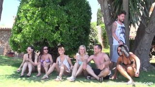 La brune Mea Melone relève le fuck challenge avec plaisir