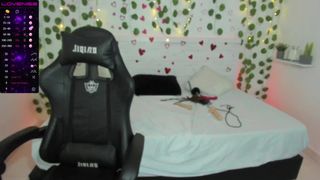 Latina aux gros seins se masturbe pour les spectateurs de sa webcam