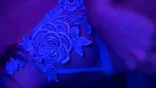 Une fille en ligne utilise un gode géant pour se donner un orgasme