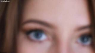 Une brune excitante se dénude devant la webcam