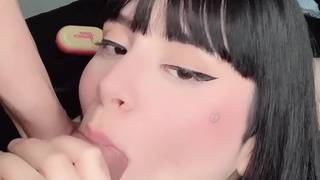 Une jolie brune avale du sperme après une fellation