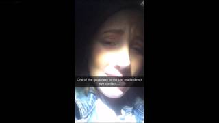 Une brune caresse sa chatte dans un avion